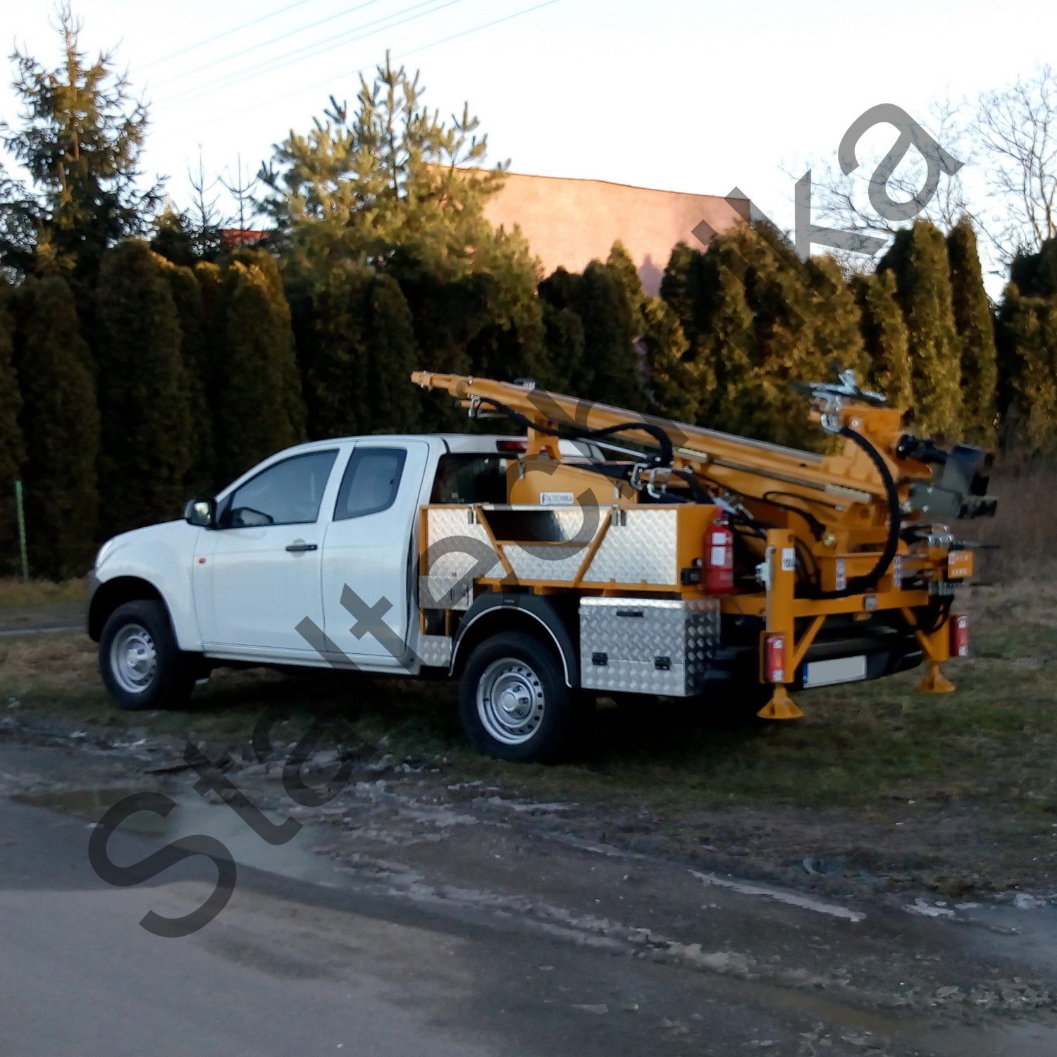 Wiertnice na samochodzie typu pick-up DMC