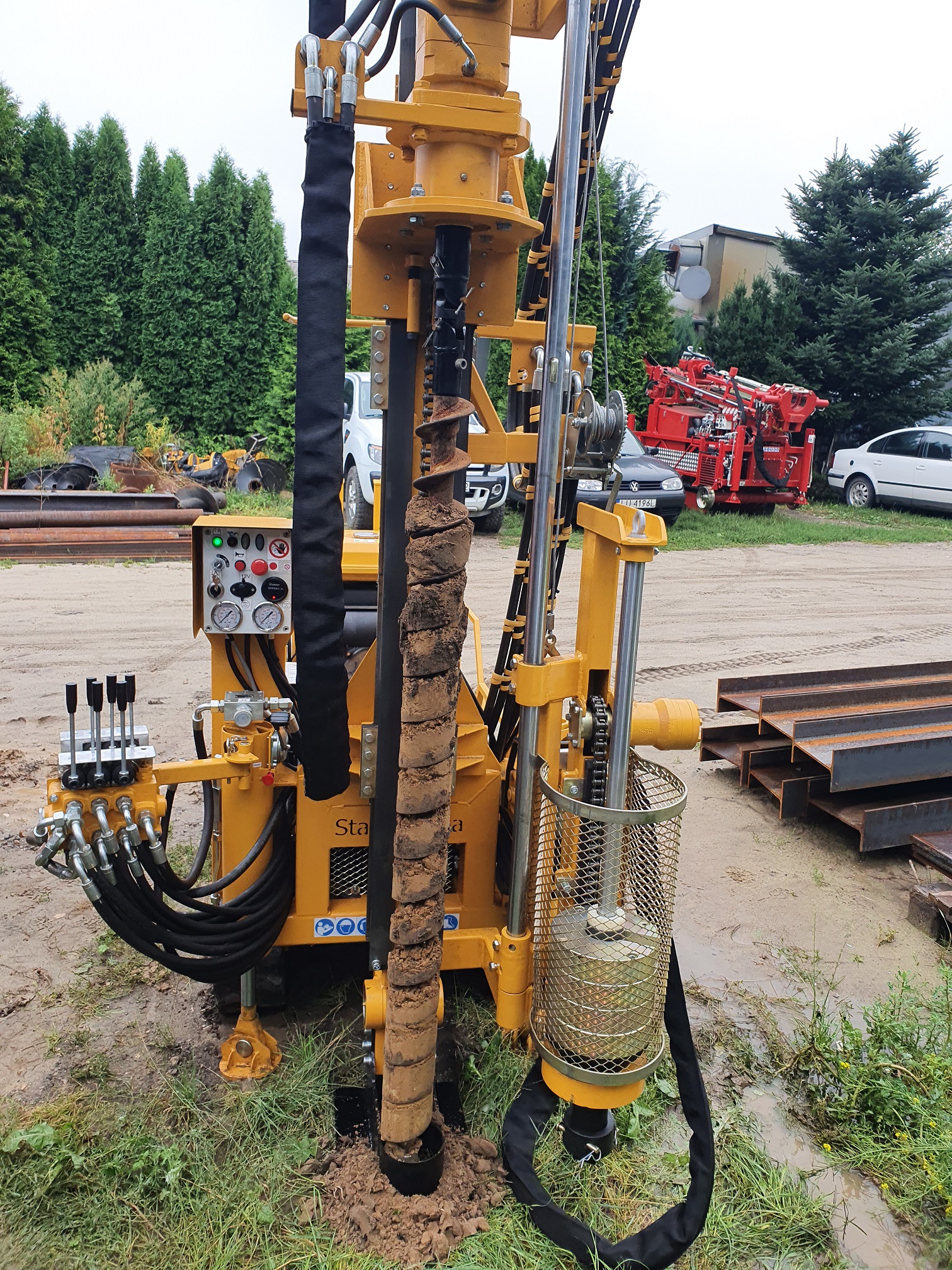 Sonda Dynamiczna SGB-50 zamontowana na wiertnicy z podwoziem gąsienicowym