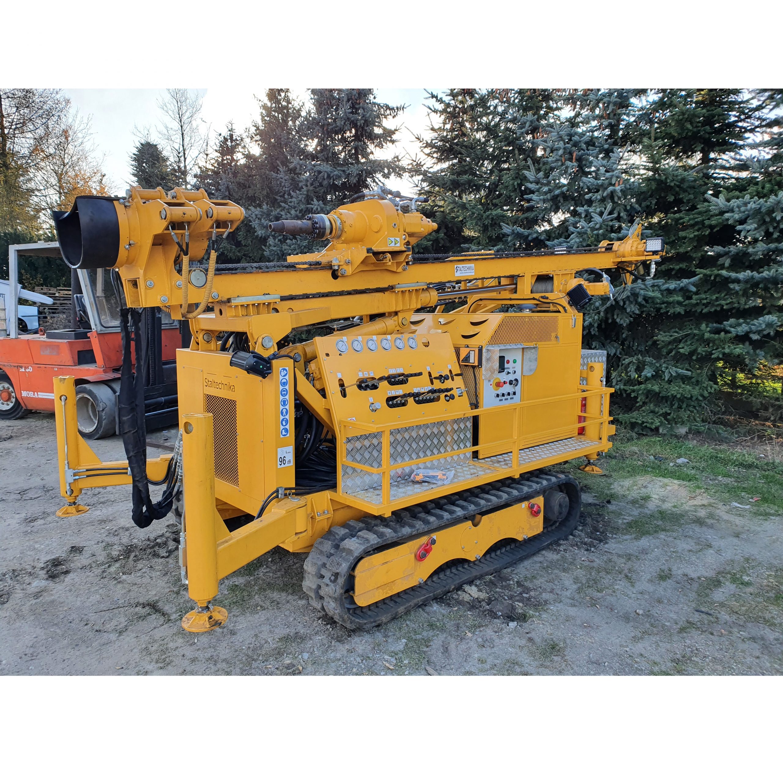 WGG-200 na podwoziu gąsienicowym - Wiertnica do studni głębinowych i pomp ciepła WGG-200 na podwoziu gąsienicowym