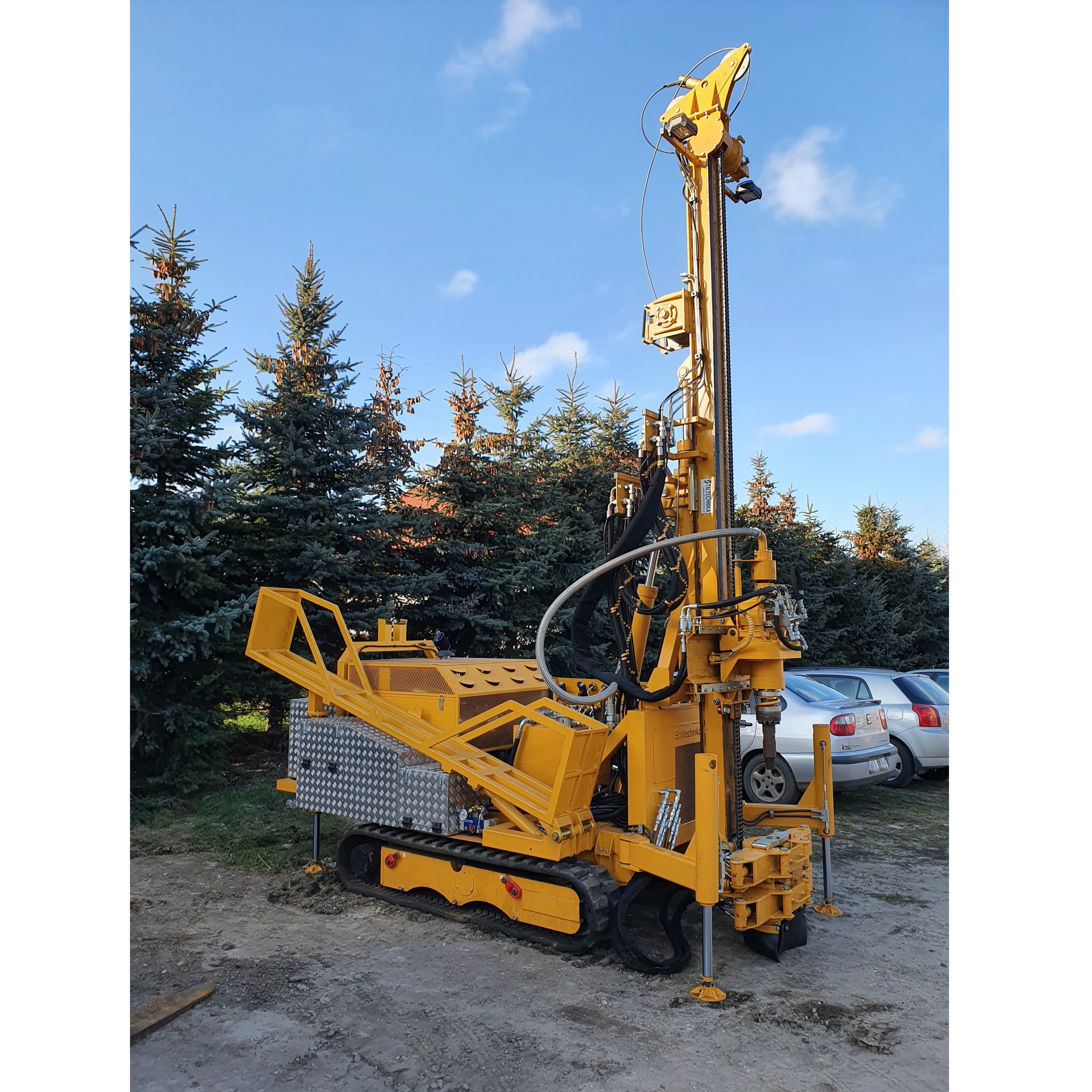 WGG-200 na podwoziu gąsienicowym - Wiertnica do studni głębinowych i pomp ciepła WGG-200 na podwoziu gąsienicowym