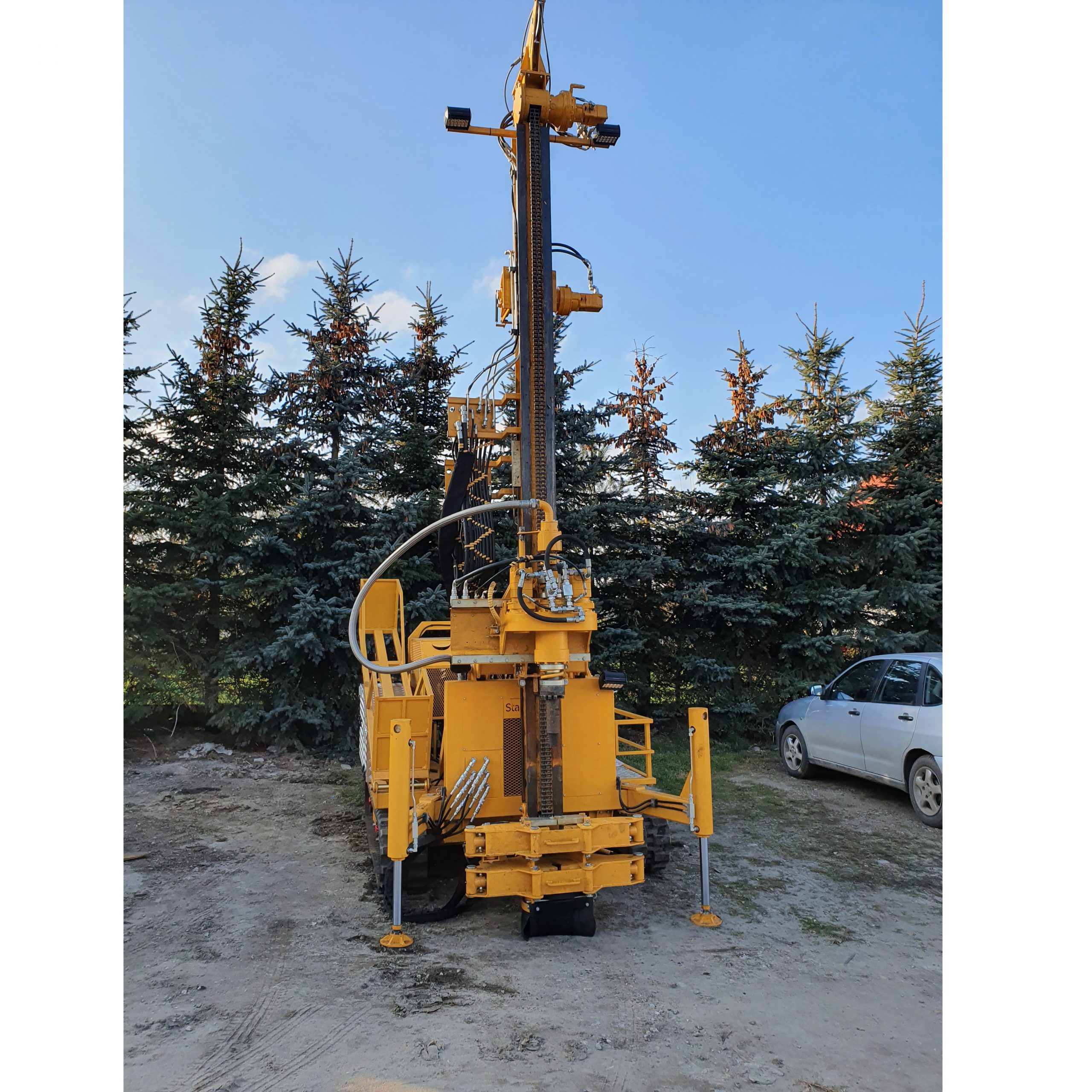 WGG-200 na podwoziu gąsienicowym - Wiertnica do studni głębinowych i pomp ciepła WGG-200 na podwoziu gąsienicowym