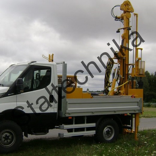 Wiertnica do studni głębinowych i pomp ciepła WPAD 220 na samochodzie ciężarowym